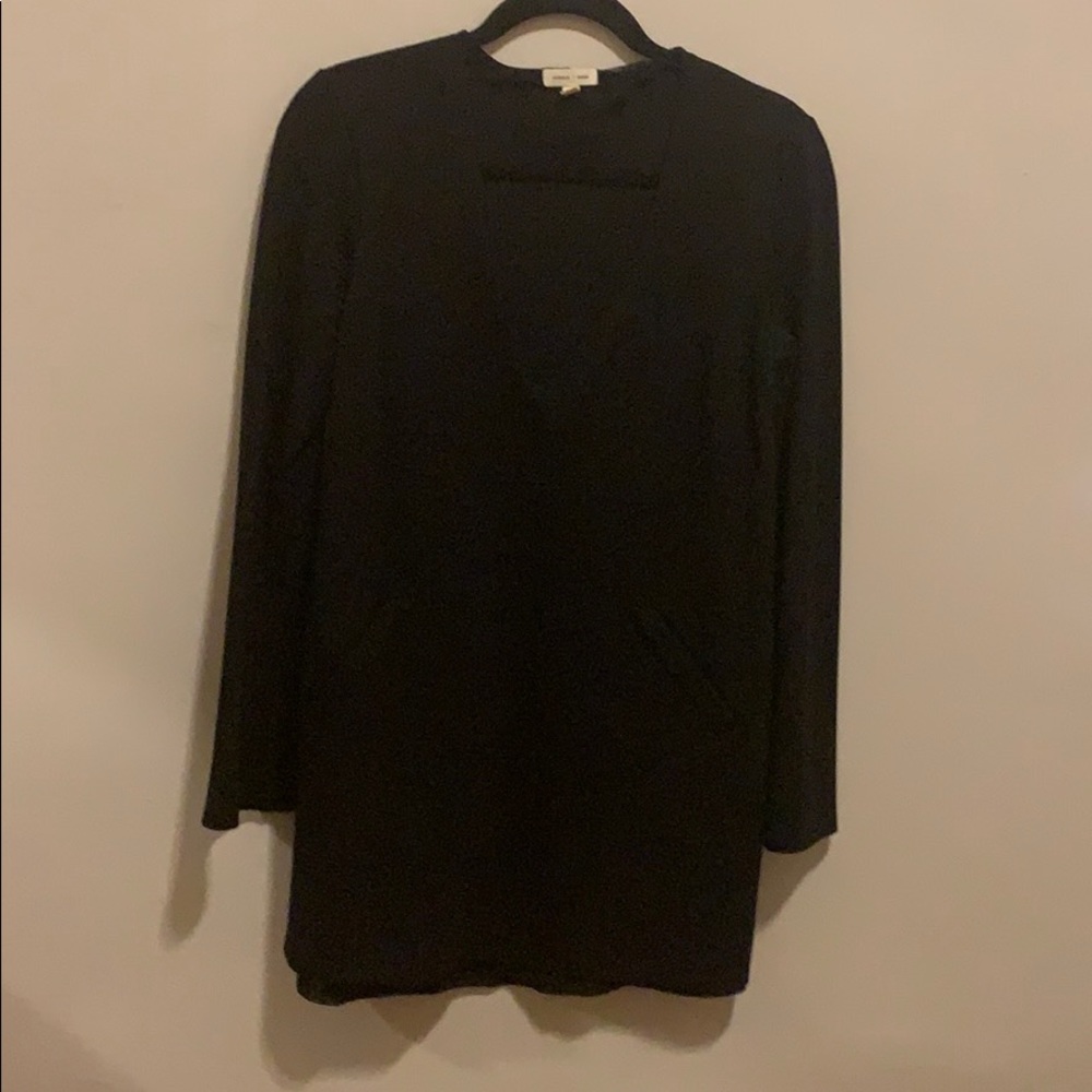 Short black dress with wide sleeves and pockets